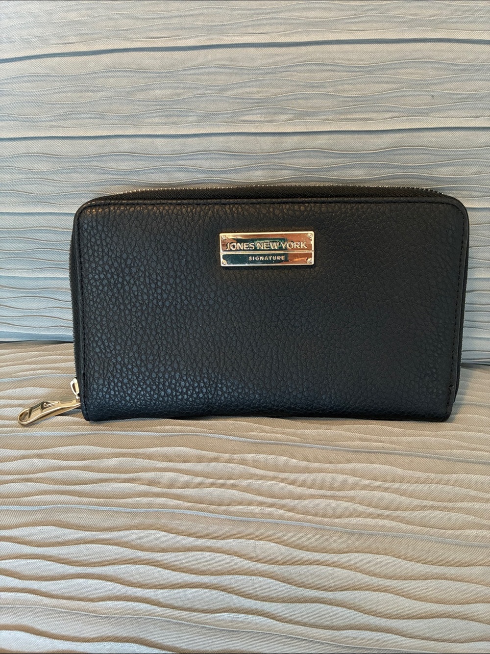 JONES NEW YORK Signature Black Faux Leather Wallet/Wristlet, Like New Condition!